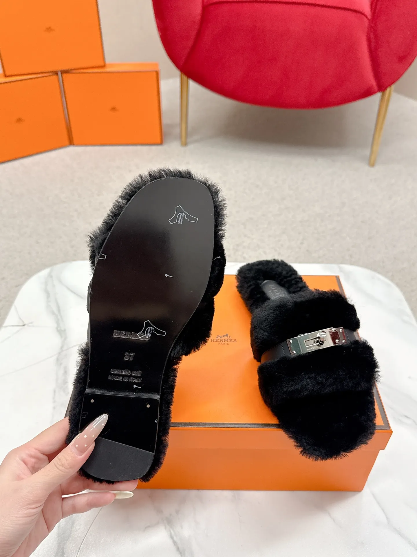 👟👟Ex-factory price 480👟👟 Hermes 🐎25/ Latest Autumn and Winter fur one-piece fur slippers KeIIy locks are embellished on the uppers with palladium plating to reflect low-key light. This year’s fabrics are made of lamb wool, which is fluffy and cute. It feels like stepping on clouds. Wear it barefoot or with socks, it is very fashionable 🎁 Paired with suit pants, it is an invisible shirt in the workplace. Echoing the knitted skirt, it has become a standard accessory for lazy afternoons. Pair it with jeans for a more casual style. ✔️Fabric: wool ✔️Inner lining: imported lamb wool ✔️Sole: original leather sole ✔️Size: #35-42 (customized at 40.41.42)